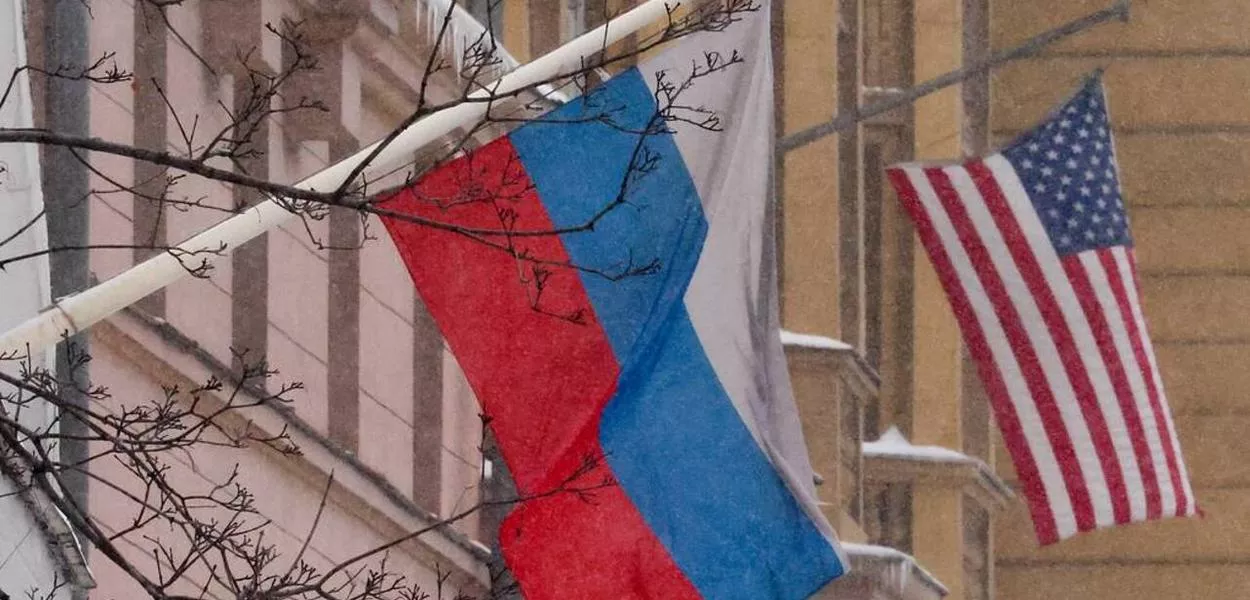 Bandeiras da Rússia e dos EUA