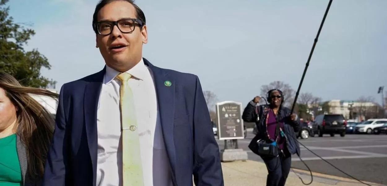 Representante dos EUA George Santos (R-NY) caminha para uma votação no Capitólio em Washington, EUA