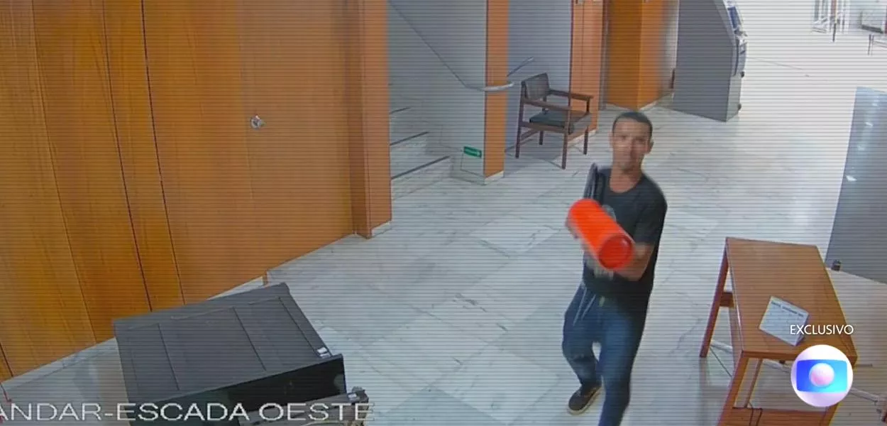 Atos golpistas: homem que destruiu relógio de dom João 6º é solto sem tornozeleira eletrônica