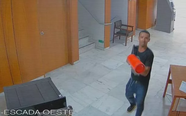 Atos golpistas: homem que destruiu relógio de dom João 6º é solto sem tornozeleira eletrônica
