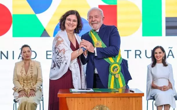 Lula exalta ministra Nísia, pressionada pelo Congresso