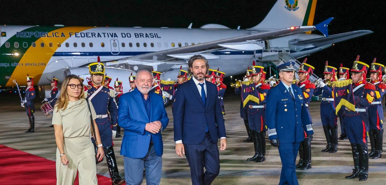 Lula chega à Argentina para 1ª viagem internacional