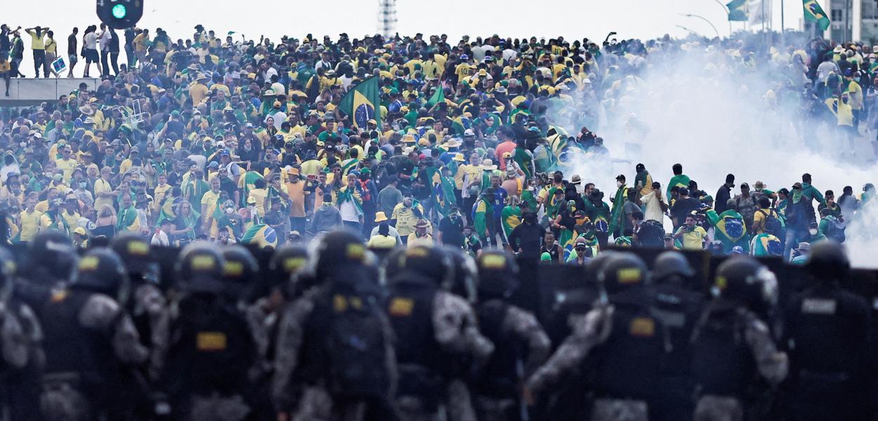 Forças de segurança diante de apoiadores do ex-presidente Jair Bolsonaro em Brasília