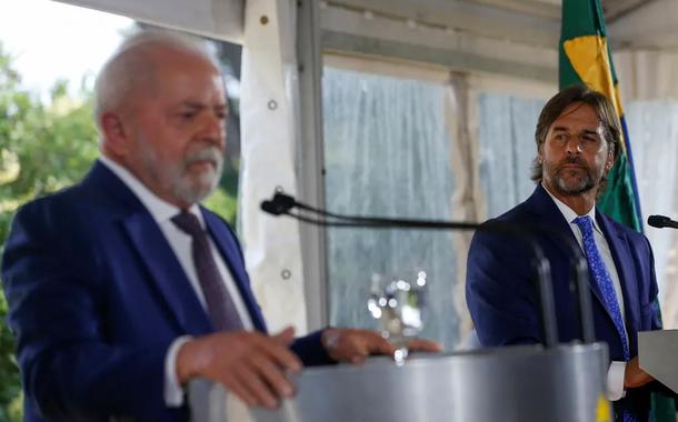 Lula discursa ao lado do presidente uruguaio, Luís Lacalle Pou, durante viagem a Montevidéu