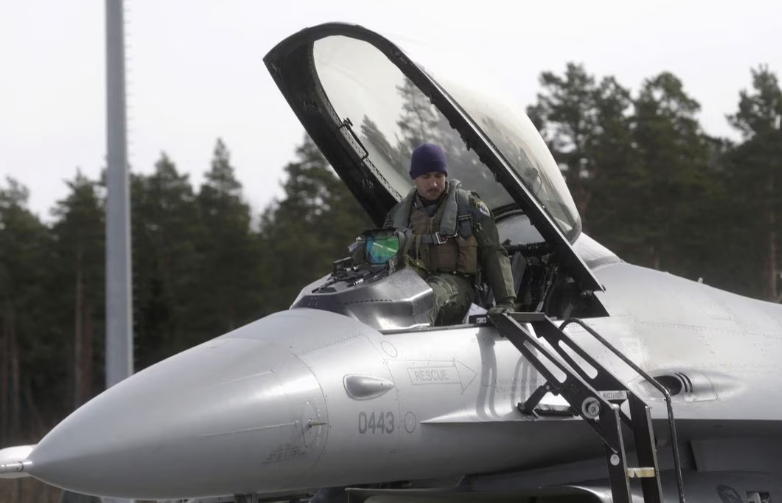 Piloto do 510º Esquadrão de Caças da Força Aérea dos EUA deixa seu caça F-16 na base aérea de Amari, em 26 de março de 2015