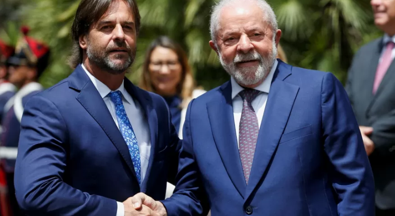 O presidente do Uruguai, Luis Lacalle Pou, recebe o presidente do Brasil, Luiz Inácio Lula da Silva, na residência de Suarez, em Montevidéu, Uruguai