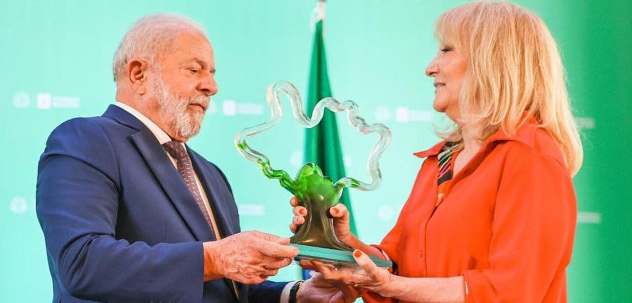 Presidente Lula recebe homenagem da prefeita de Montevidéu, Carolina Cosse