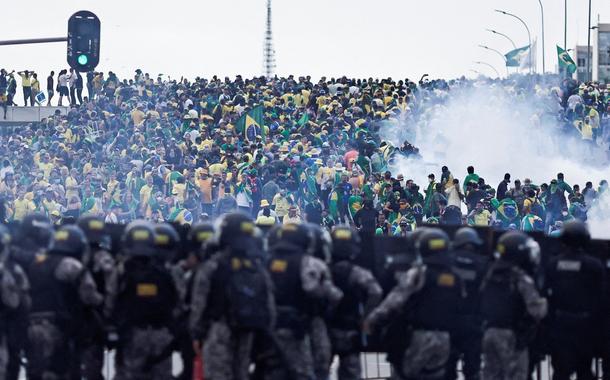 Forças de segurança diante de apoiadores de Jair Bolsonaro em Brasília