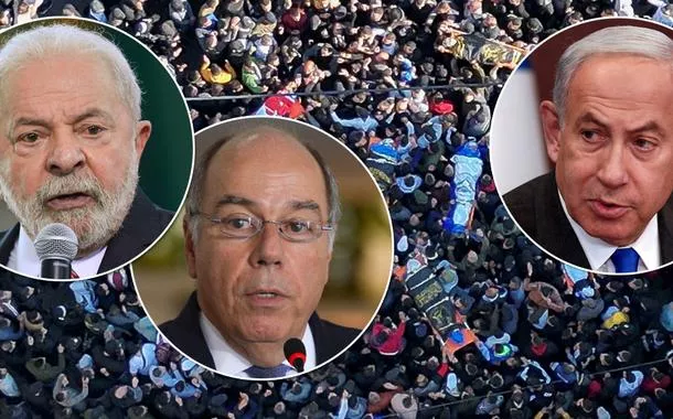 Da esq. para a dir.: Luiz Inácio Lula da Silva, Mauro Vieira (ministro das Relações Exteriores) e Benjamin Netanyahu (primeiro-ministro de Israel). Atrás deles está uma foto sobre conflitos na cidade de Jenin, na Cisjordânia