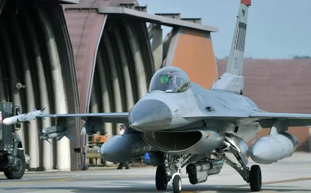 Caça a jato F-16