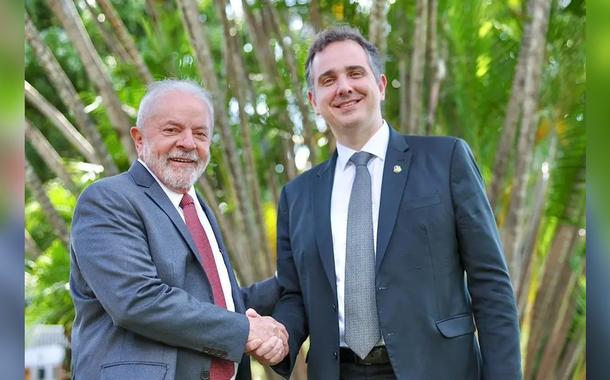 Luiz Inácio Lula da Silva (à esq.) e Rodrigo Pacheco, reeleito presidente do Senado