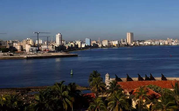 Guindastes pontilham o horizonte enquanto a construção de hotéis de luxo e a reforma de edifícios históricos estão em andamento, em Havana, Cuba