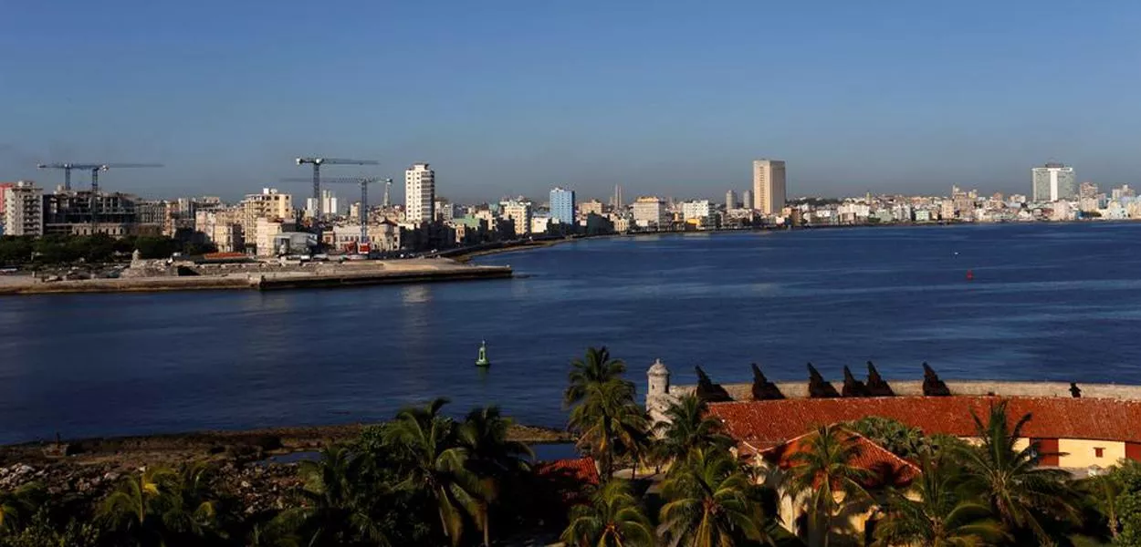 Guindastes pontilham o horizonte enquanto a construção de hotéis de luxo e a reforma de edifícios históricos estão em andamento, em Havana, Cuba