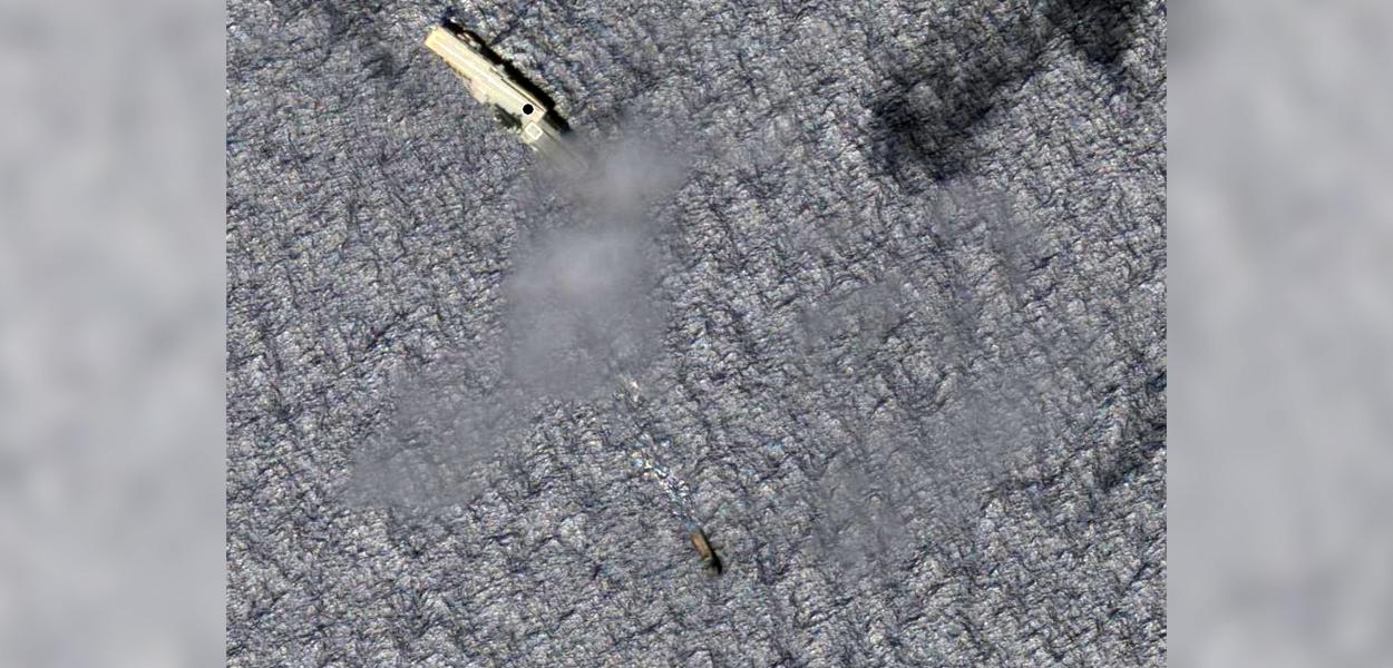 Foto do porta-aviões desativado São Paulo, capturada através de satélite pelo Greenpeace
