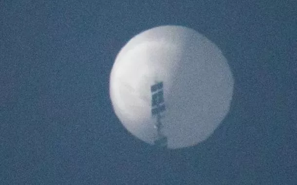 Sobre OVNIs e artefatos espiões