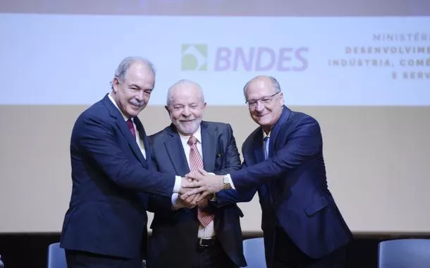 O presidente do BNDES, Aloizio Mercadante, o presidente da Repblica, Luiz Inᣩo Lula da Silva e o vice-presidente e ministrodo Desenvolvimento, Indstria, Com鲣io, Geraldo Alckmin durante posse do presidente do Banco no Rio de Janeiro