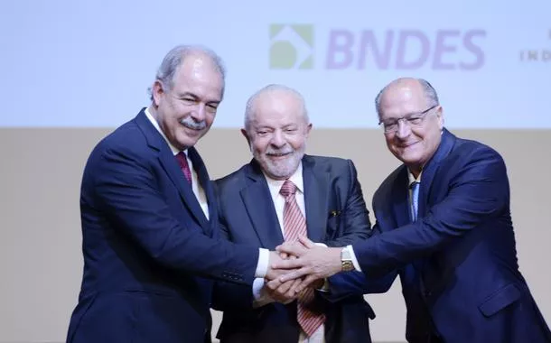 O presidente do BNDES, Aloizio Mercadante, o presidente da República, Luiz Inácio Lula da Silva, e o vice-presidente e ministro do Desenvolvimento, Indústria, Comércio, Geraldo Alckmin, durante posse do presidente do banco no Rio de Janeiro