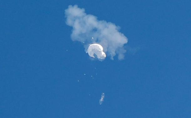 Suposto balão espião chinês cai no oceano após ser abatido na costa de Surfside Beach, no Estado norte-americano da Carolina do Sul
04/02/2023 REUTERS/Randall Hill