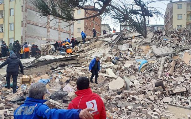 Milhares de pessoas foram afetadas pelos terremotos na Turquia, Cruz vermelha atuando para ajudar os atingidos