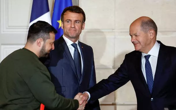 O presidente da Ucrânia, Volodymyr Zelensky, e o chanceler alemão, Olaf Scholz, apertam as mãos durante uma declaração conjunta com o presidente francês, Emmanuel Macron, no Palácio do Eliseu,roulette decisionParis, França,roulette decision8roulette decisionfevereiroroulette decision2023.