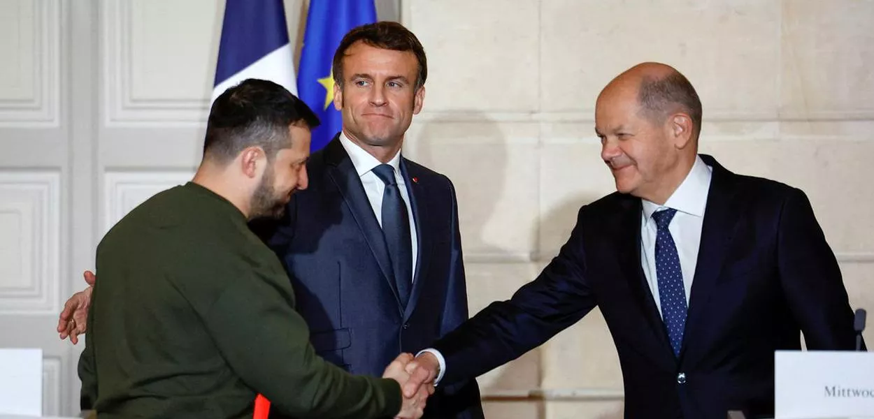 O presidente da Ucrânia, Volodymyr Zelensky, e o chanceler alemão, Olaf Scholz, apertam as mãos durante uma declaração conjunta com o presidente francês, Emmanuel Macron, no Palácio do Eliseu, em Paris, França, em 8 de fevereiro de 2023.