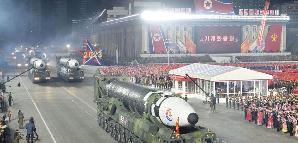 Desfile militar com mísseis na Coreia do Norte