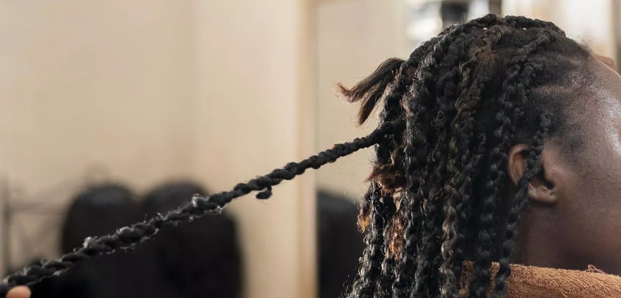 Faz extensão de cabelo? Estudos indicam riscos na prática