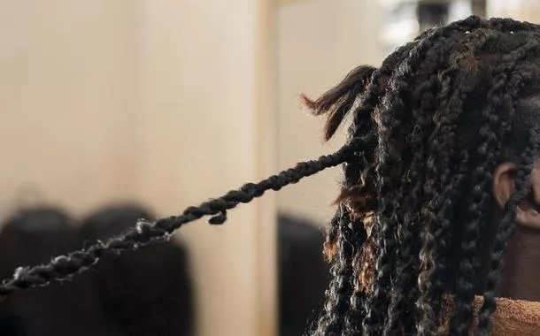 Faz extensão de cabelo? Estudos indicam riscos na prática