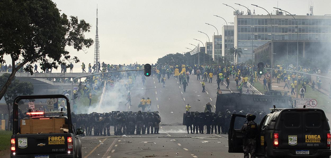 Manifestantes invadem prédios públicos na praça dos Três Poderes, na foto manifestantes entram em conflito com policiais da forca nacional entre os prédios do Congresso Nacional e Palácio do Planalto