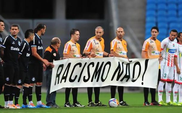 Jogadores de clubes brasileiros protestam contra o racismo no futebol