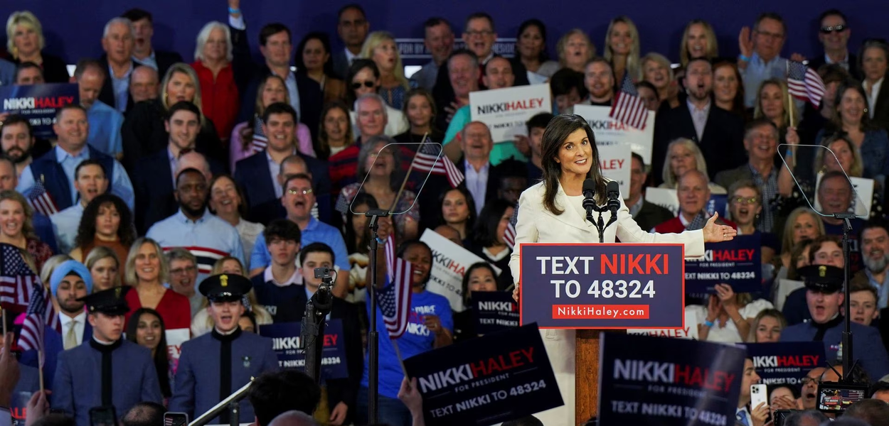 A ex-governadora da Carolina do Sul e ex-embaixadora dos EUA na ONU Nikki Haley anuncia sua candidatura à indicação presidencial republicana de 2024 em um evento de campanha em Charleston, Carolina do Sul, EUA, em 15 de fevereiro de 2023