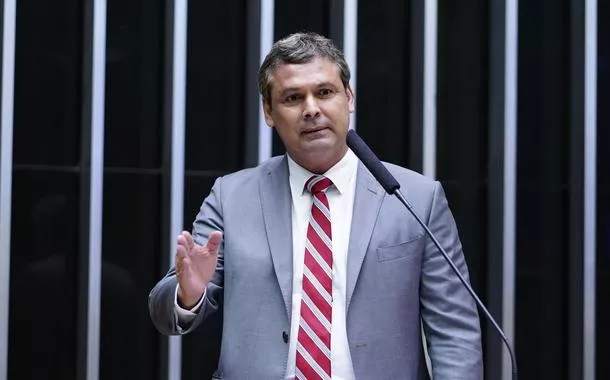Lindbergh após Jair Renan se tornar réu: 'o crime está no sangue da família Bolsonaro'