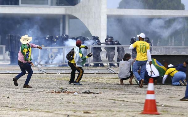 Terroristas do 8 de janeiro atacam prédios em Brasília
