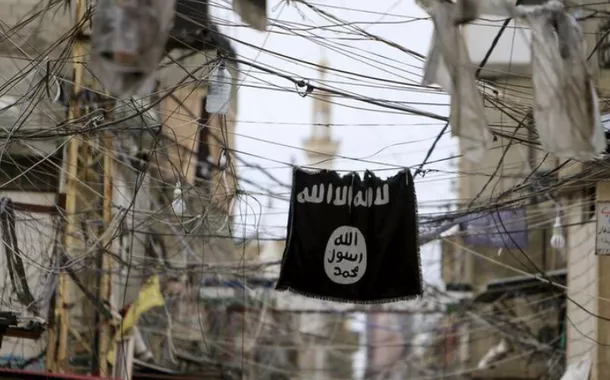 Uma bandeira do Estado Islâmico pendurada em meio a fios elétricos sobre uma rua no campo de refugiados palestinos de Ain al-Hilweh, perto da cidade portuária de Sidon, sul do Líbano, 19 de janeiro de 2016