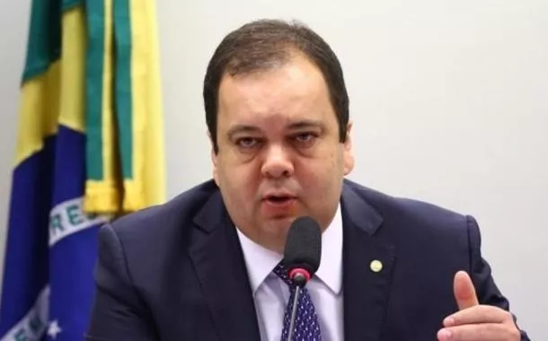 Em troca de apoio, Elmar Nascimento nomeia bolsonarista para relatoria do projeto de anistia a presos de 8 de janeiro