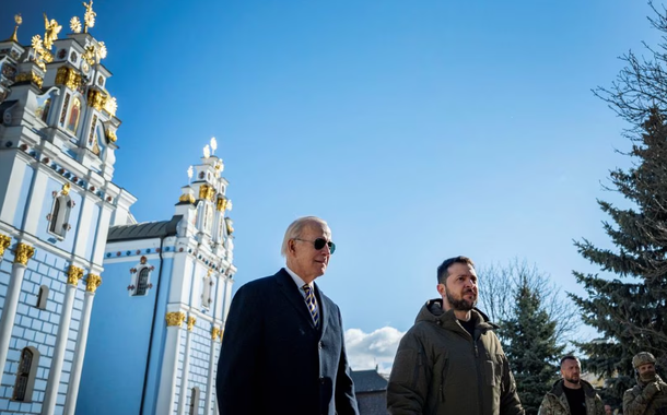 O presidente da Ucrânia, Volodymyr Zelensky, e o presidente dos Estados Unidos, Joe Biden, caminham em frente à catedral de São Miguel, em meio ao ataque da Rússia à Ucrânia, em Kiev, Ucrânia, 20 de fevereiro de 2023