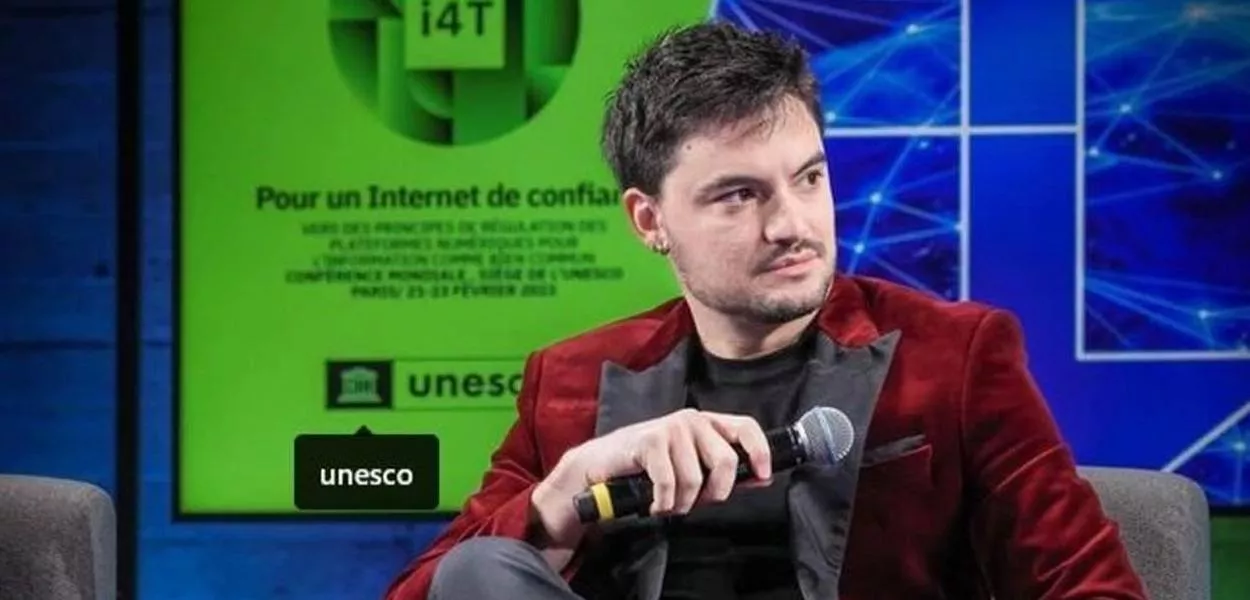 Youtuber Felipe Neto durante apresentação na Conferência da Unesco Internet for Trust, em Paris, na quarta-feira (22)