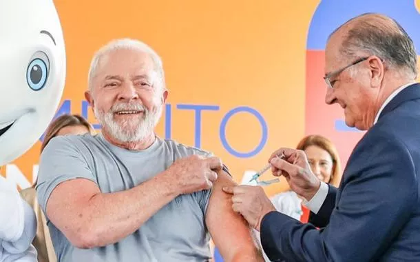 Folha apanha nas redes após “denunciar” que Lula se vacinou contra dengue