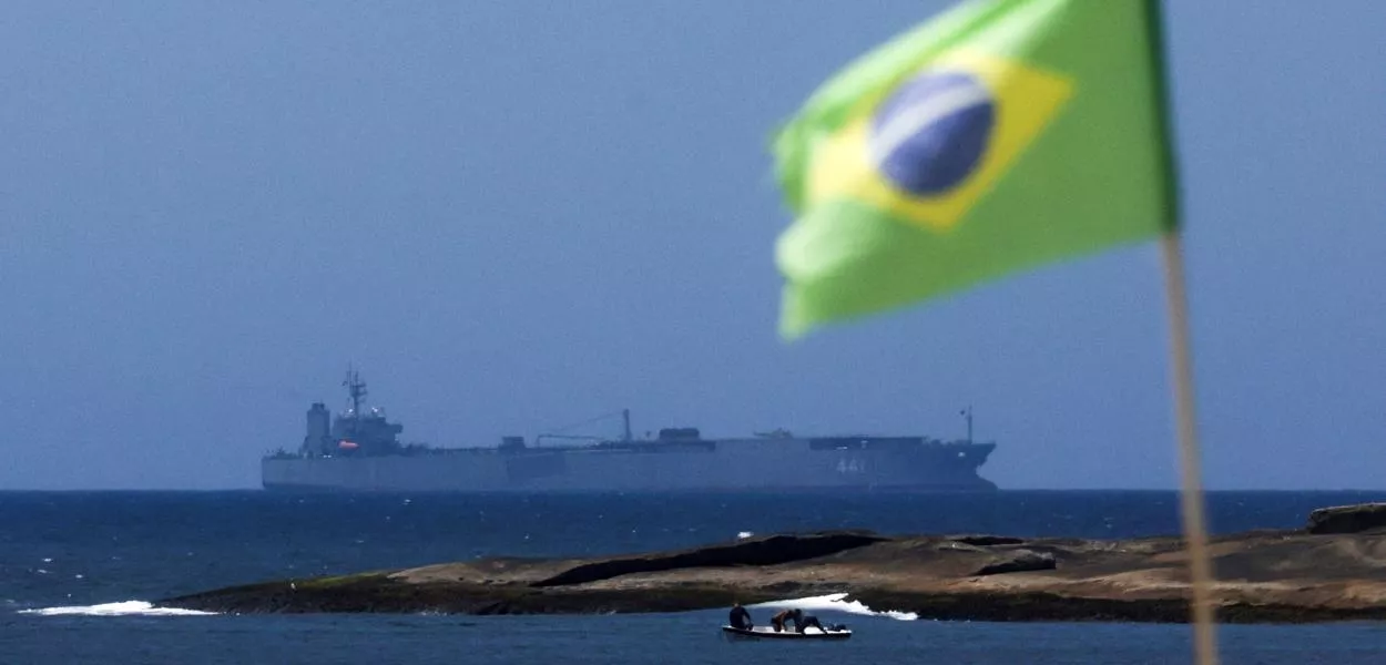 Navio militar iraniano Iris Makran navega no litoral do Rio de Janeiro