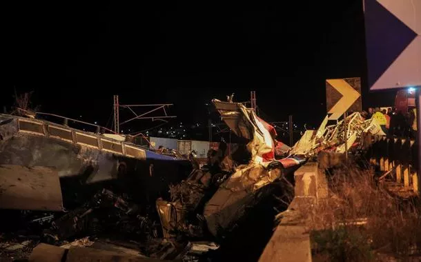 Colisão de trens deixa mortos e dezenas feridos na Grécia