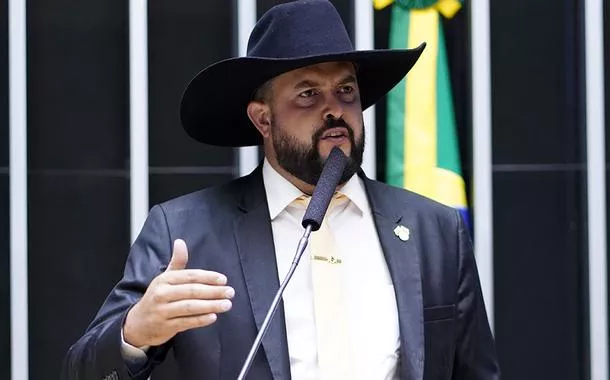 Oposição apresenta projeto que concede anistia ampla e devolve elegibilidade a Bolsonaro