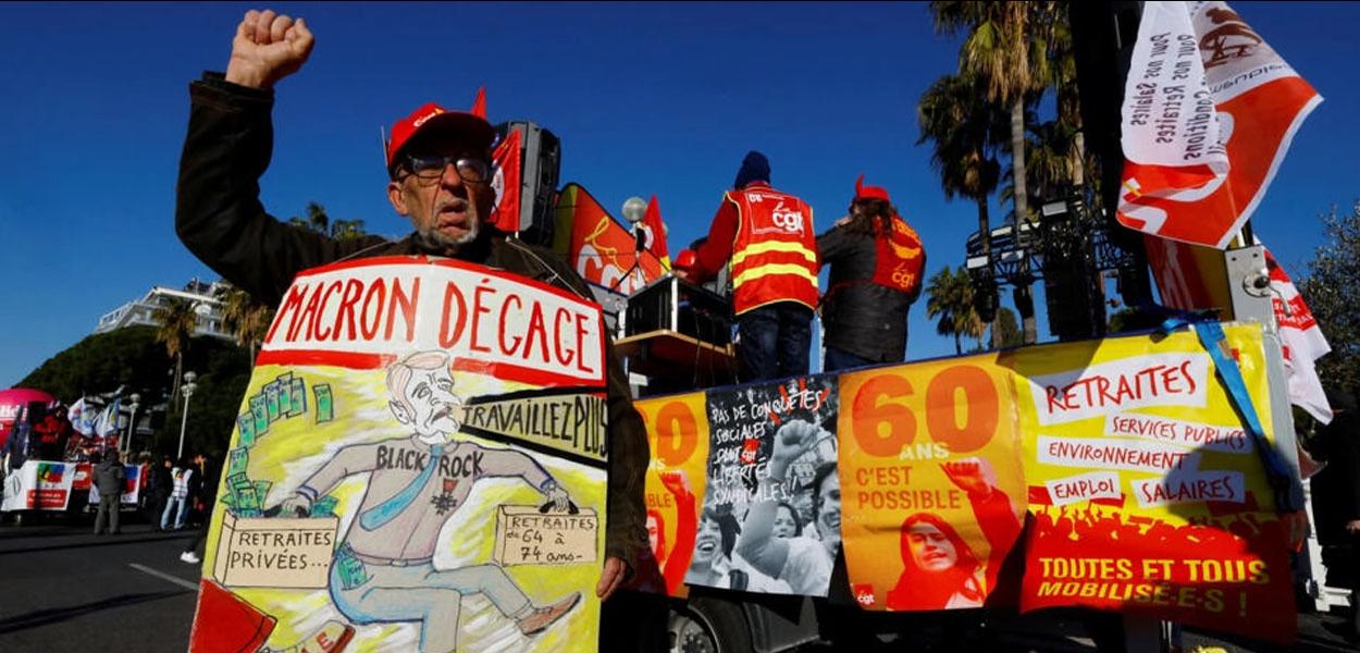 Um sindicalista da CGT com um cartaz contra Emmanuel Macron durante uma das manifestações contra a reforma da aposentadoria