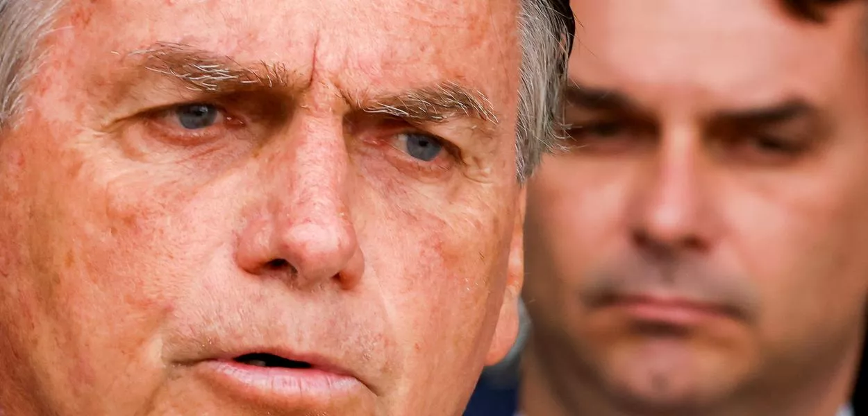 Jair Bolsonaro e Flávio Bolsonaro em coletiva de imprensa em Brasília - 04/10/2022