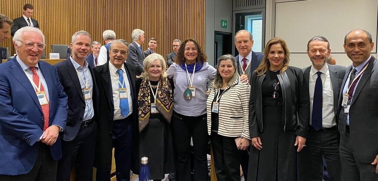 Robson Braga de Andrade, Luciana Santos e integrantes do novo Comitê Consultivo Internacional da MEI (Foto: Agência de Notícias da Indústria) www.brasil247.com - Robson Braga de Andrade, Luciana Santos e integrantes do novo Comitê Consultivo Internacional da MEI