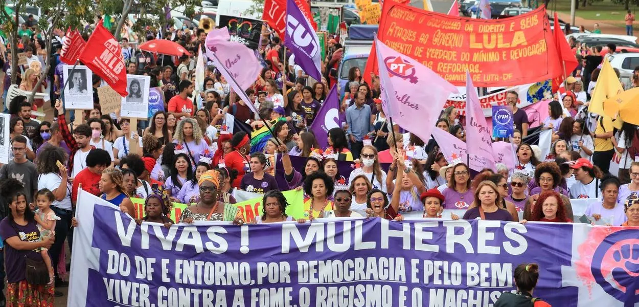 Marcha das mulheres em Brasília no eixo monumental - Brasília (DF) 08-03-2023