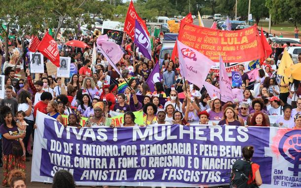 Marcha das mulheres em Brasília no eixo monumental - Brasília (DF) 08-03-2023