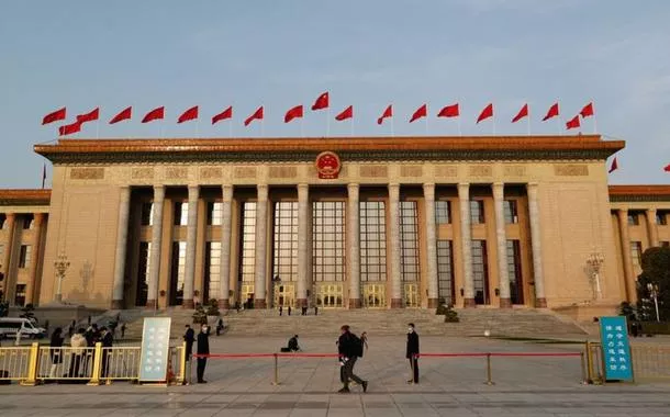 Seguranças estão de guarda antes da Terceira Sessão Plenária do Congresso Nacional do Povo (NPC) no Grande Salão do Povo, em Pequim, China, em 10 de março de 2023.