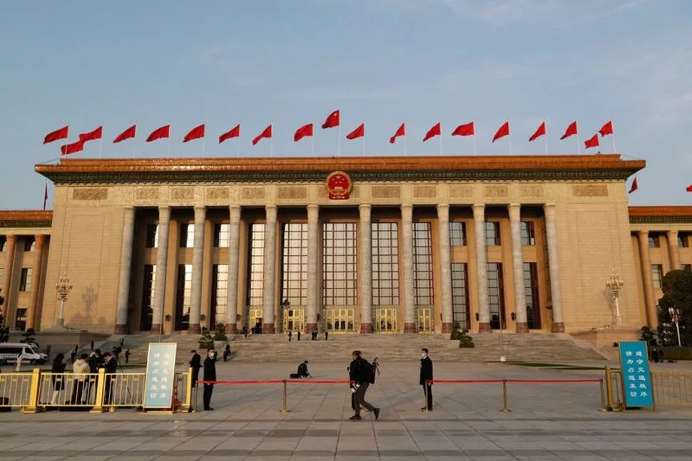 Seguranças estão de guarda antes da Terceira Sessão Plenária do Congresso Nacional do Povo (NPC) no Grande Salão do Povo, em Pequim, China, em 10 de março de 2023.