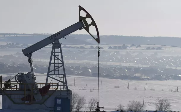 Demanda de petróleo deve atingir pico em 2029, e grande excesso de oferta se aproxima, diz IEA