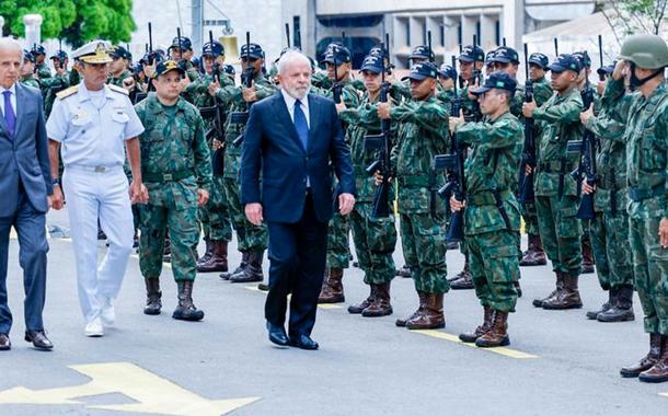 Presidente Lula e militares